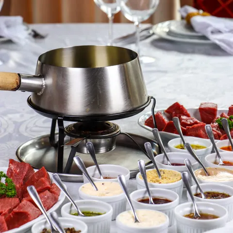 Fondue Bourguignonne — Le Chalet de la Fondue Gramado