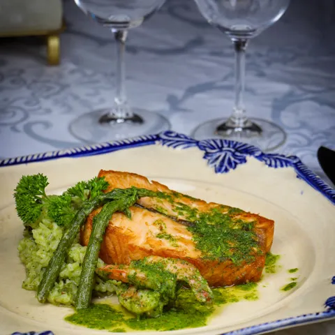 Oven-baked salmon — Le Chalet de la Fondue Gramado